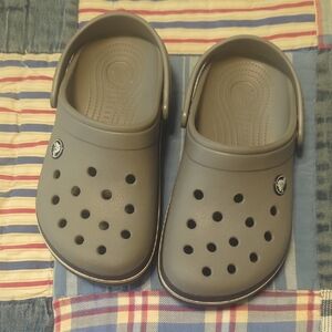 Crocs - Grey Wide Band w/ navy Stripe J3